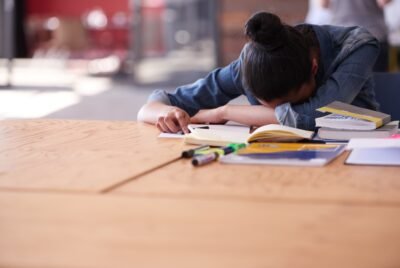 Ansiedad Universitaria: El Grito Silencioso de una Generación que No Quiere Fallar