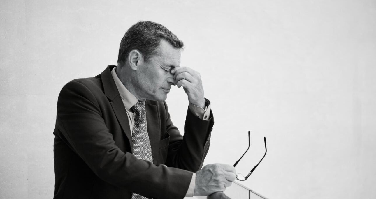 Estrés Crónico en Líderes: El Enemigo Silencioso que está Destruyendo Equipos en 2025