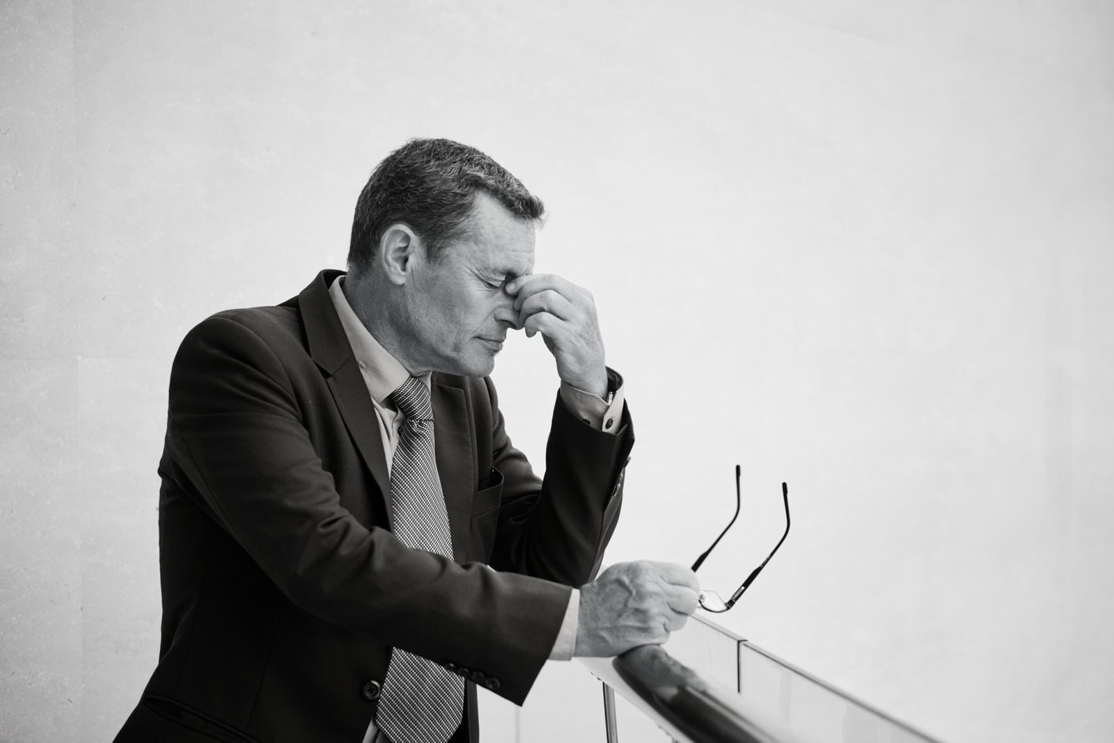 Estrés Crónico en Líderes: El Enemigo Silencioso que está Destruyendo Equipos en 2025
