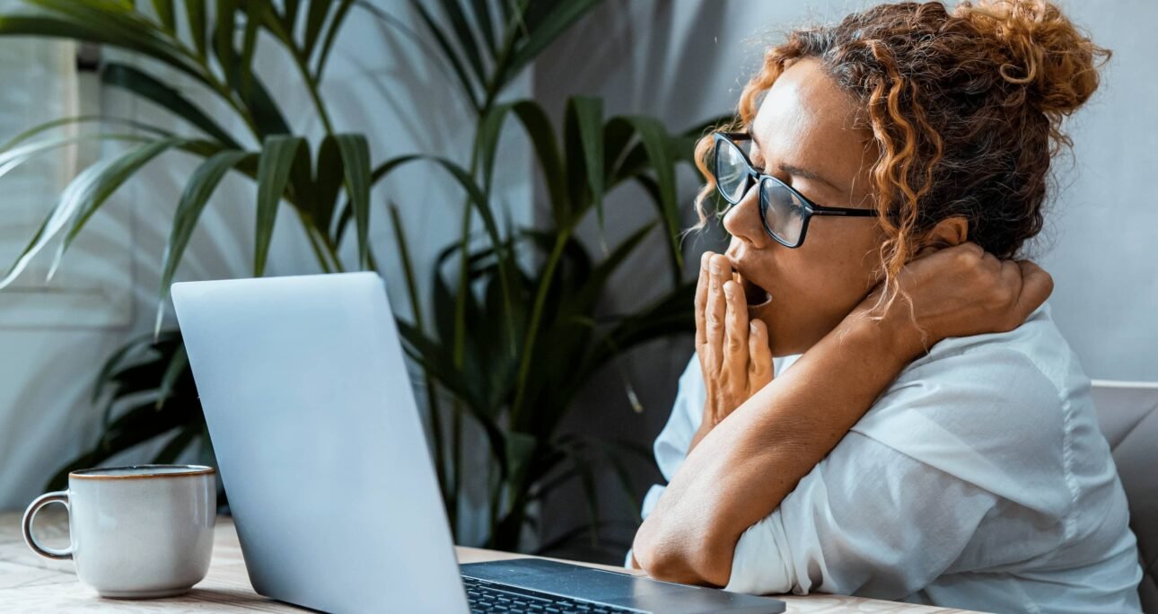 Teletrabajo y Salud Mental: La Fatiga Invisible de la Era Digital