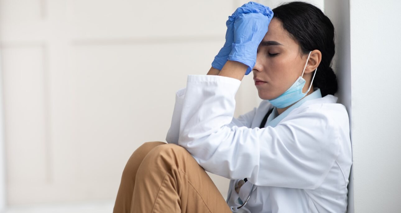 Profesionales de la Salud: El Burnout que Está Desgastando a Quienes Nos Cuidan